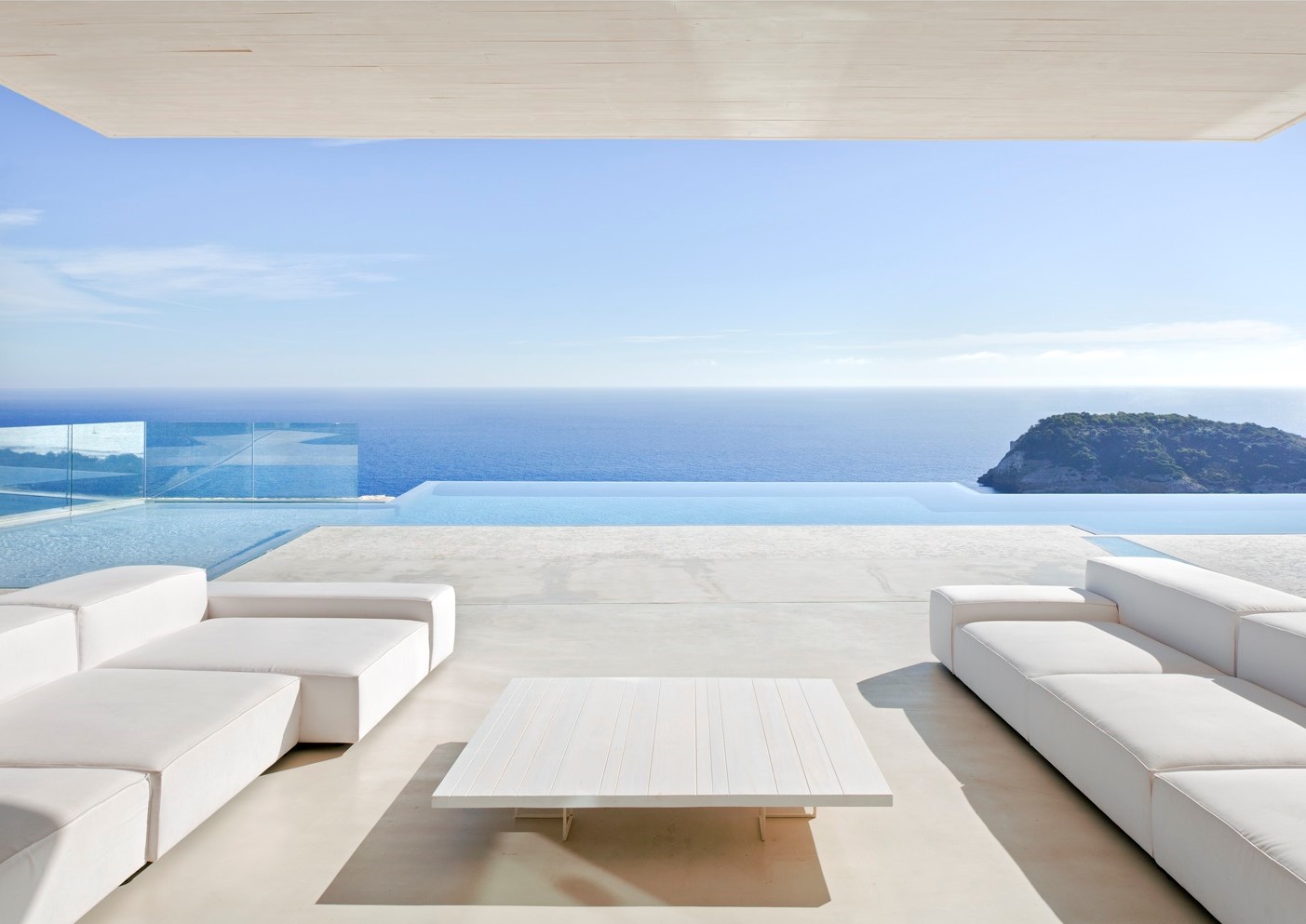 Piscina de microcemento blanco en Proyecto Sardinera.