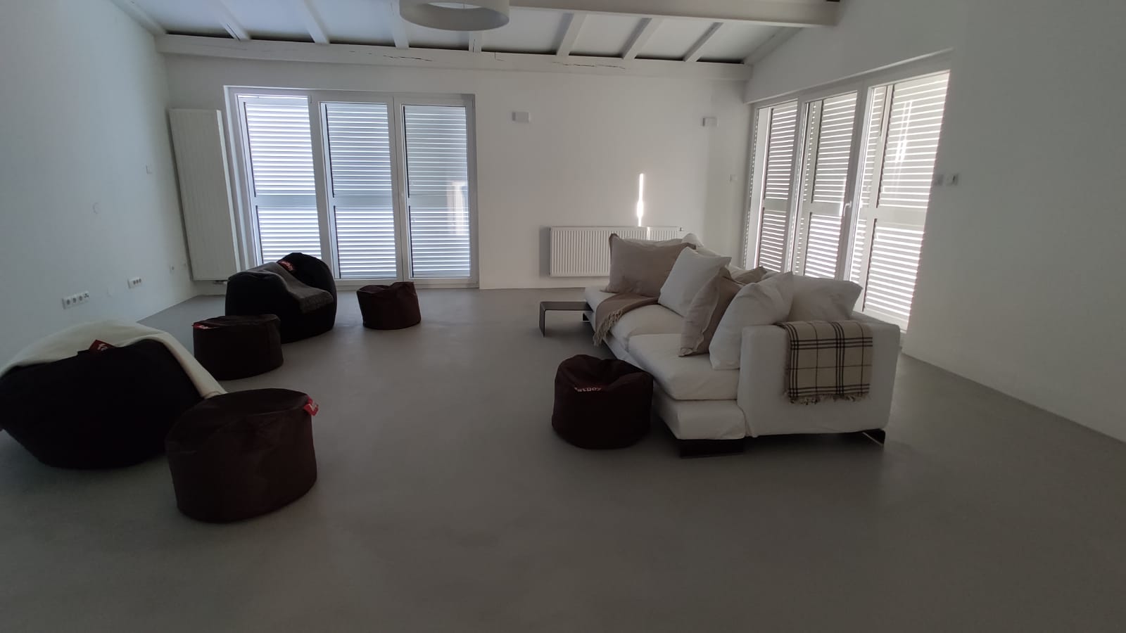 Steel microcement living room over radiant floor heating