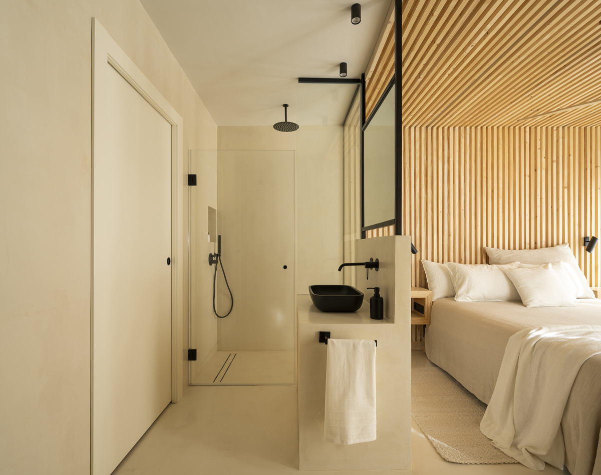 Microcemento en habitación con baño integrado en el proyecto Jara en Granada.