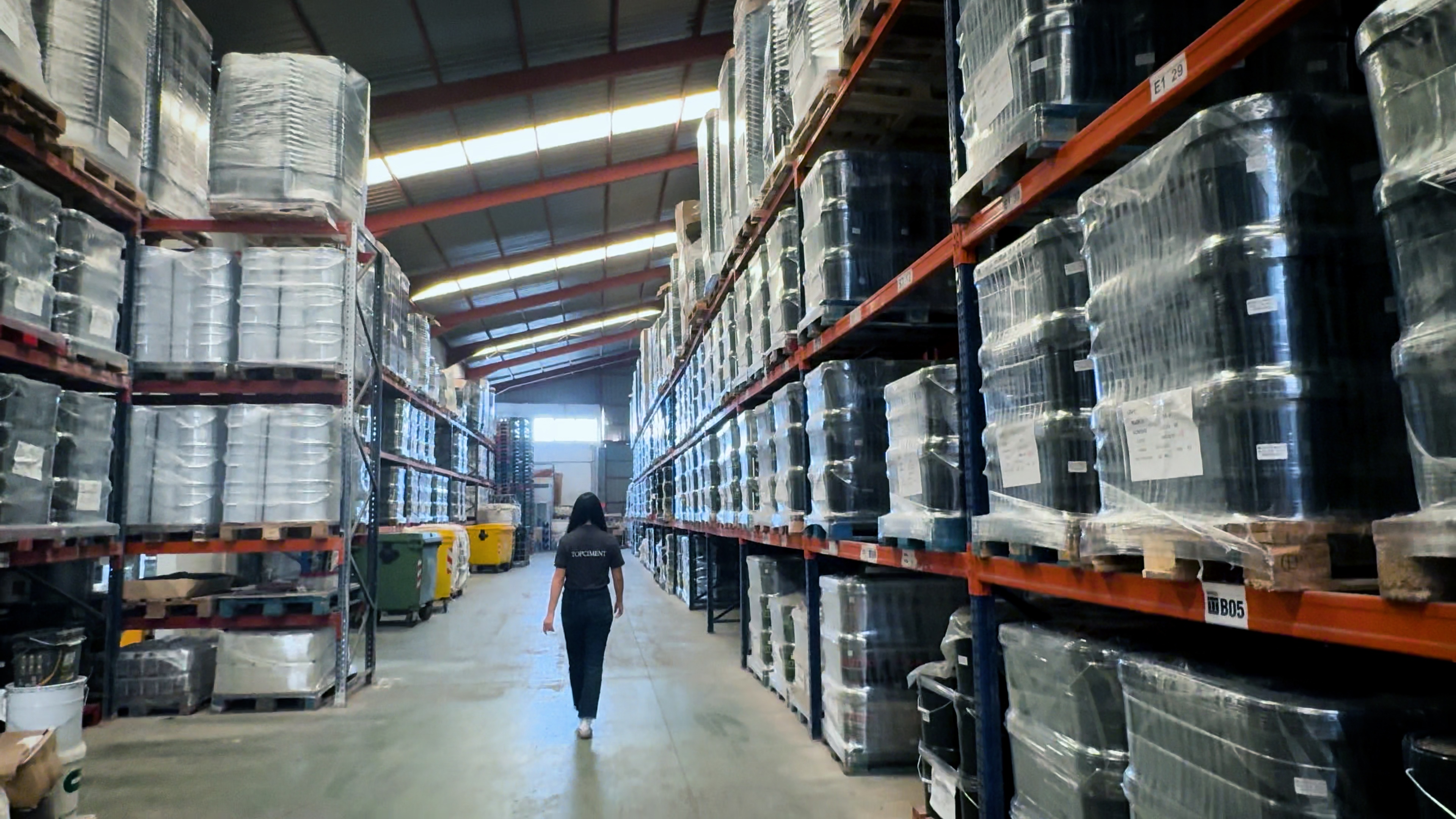 Un'addetta di Topciment® effettua l'inventario nel magazzino della fabbrica di microcemento di La Pobla de Vallbona (Valencia).