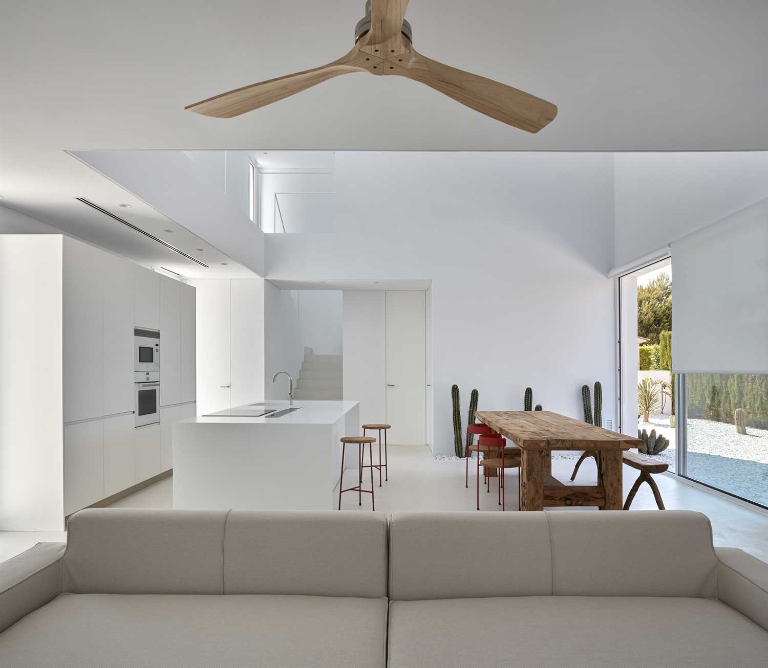 Proyecto carmen House con microcemento blanco en el suelo de la cocina.