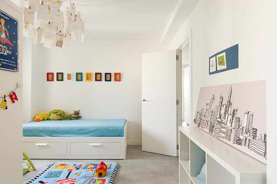 Habitación infantil reformada con microcemento en el suelo.