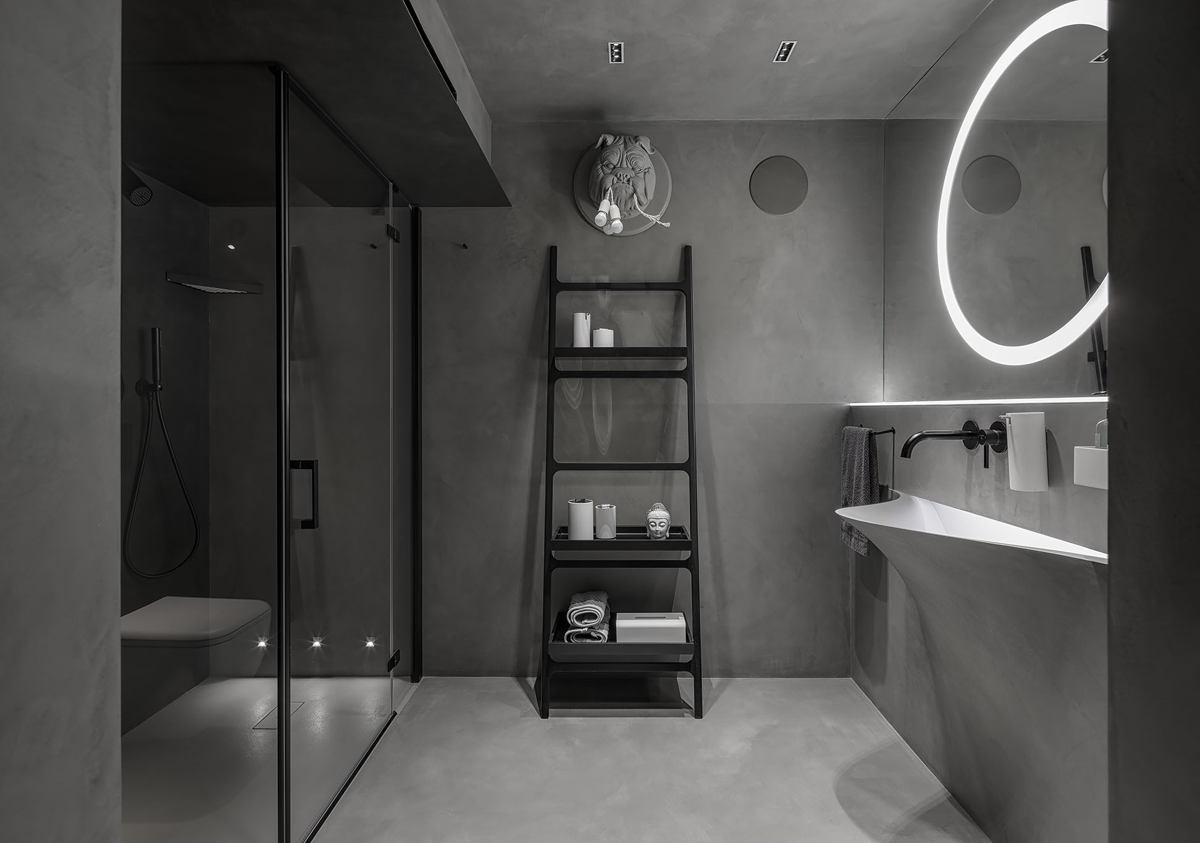 Kylpyhuone mikrosementillä lavuaarissa, seinissä, katossa ja suihkussa.
