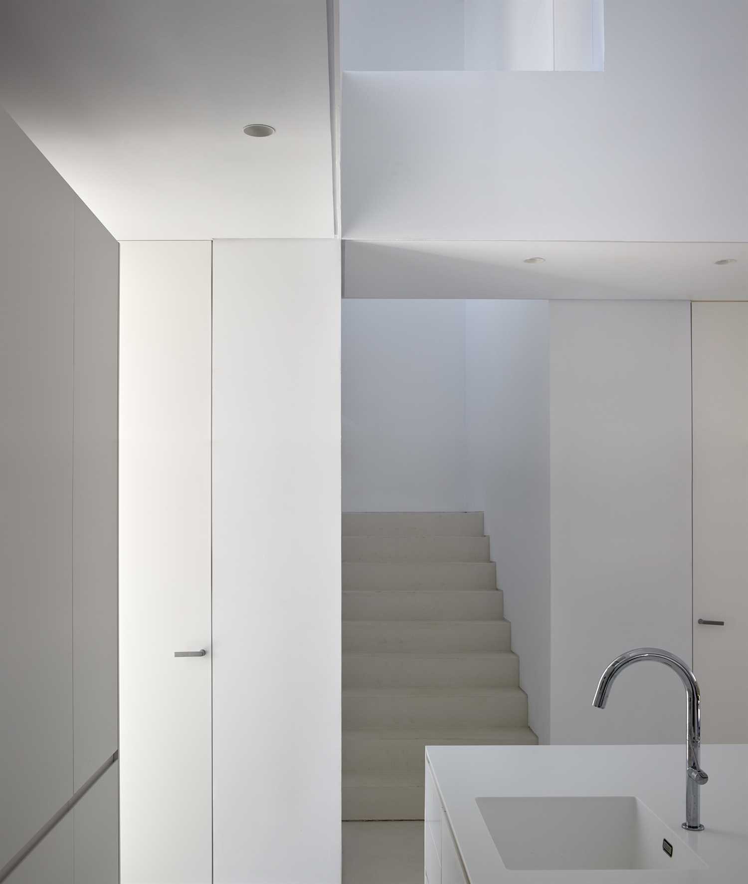 Valkoinen mikrosementti uusitun asunnon lattiaan, seiniin ja kattoon.