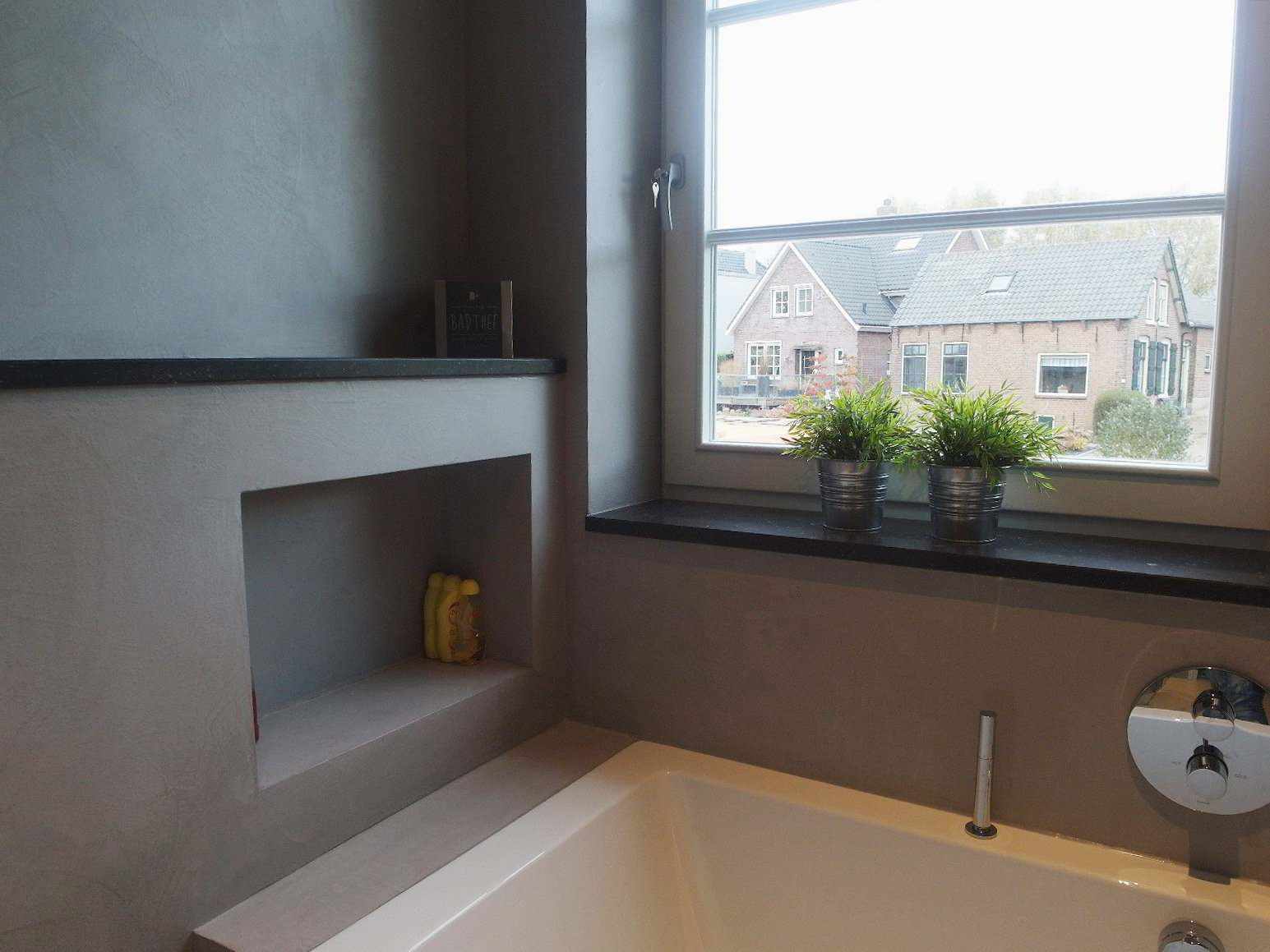 Mikrosementti seinässä, lattiassa ja huonekalussa kylpyhuoneessa Hollannissa Decas-projektissa.