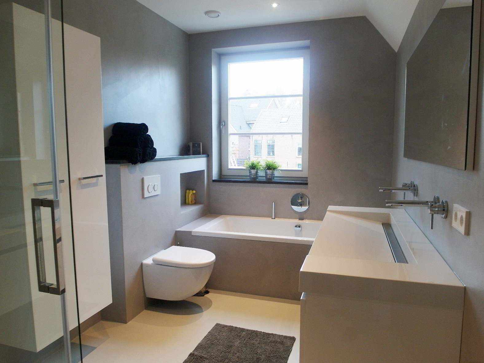 Mikrosementti seinässä ja lattiassa kylpyhuoneessa Hollannissa Decas-projektissa.