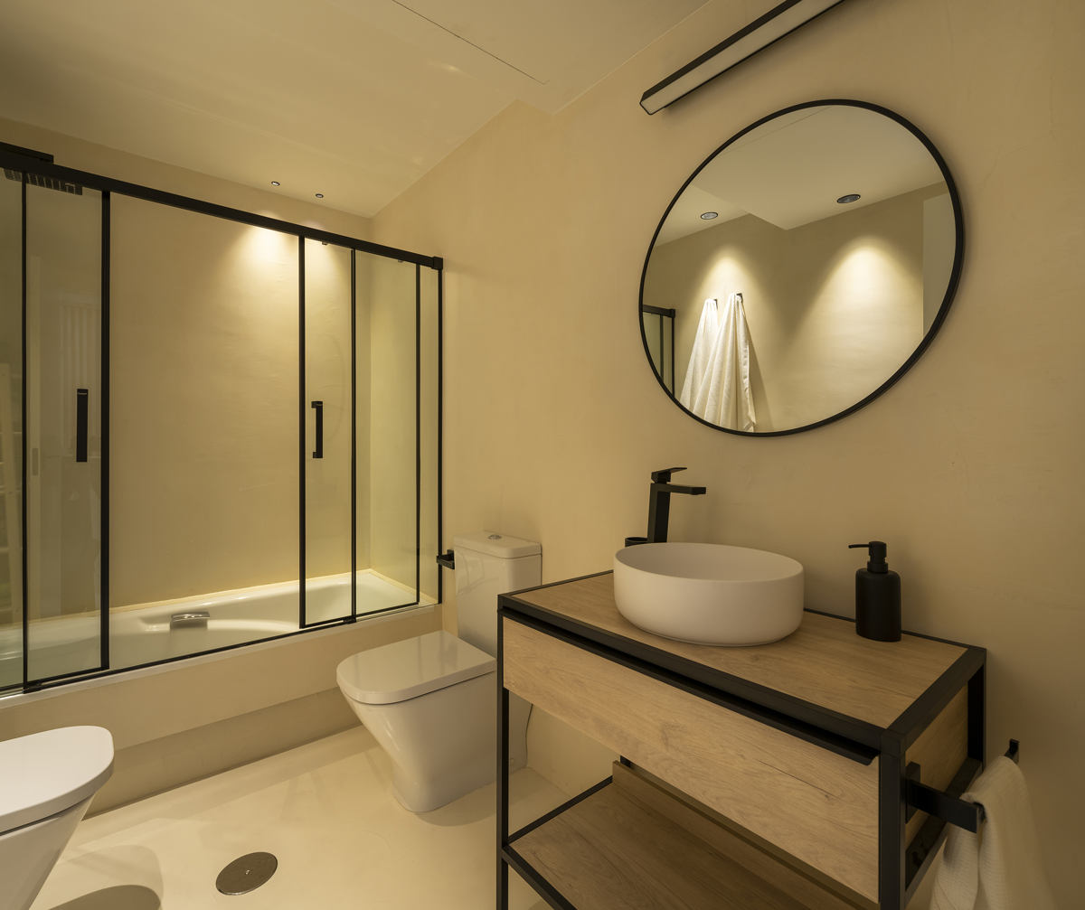 Mikrosementti kylpyhuoneen lattiassa ja suihkussa Jara-projektissa Granadassa.