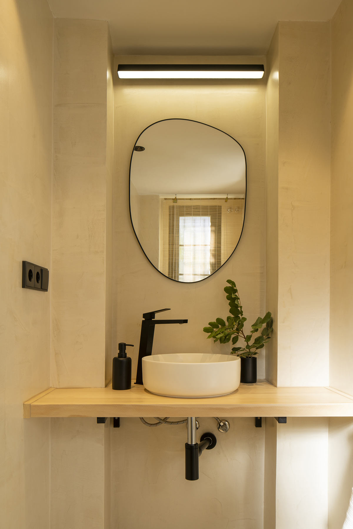 Mikrosementti kylpyhuoneen seinissä Jara-projektissa Granadassa.