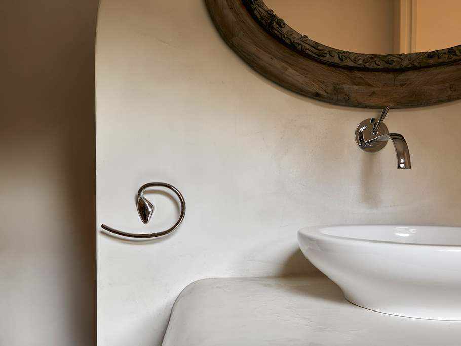 Mikrosementti keittiön työtasolla ja kylpyhuoneen seinällä Casa Isabelissa.