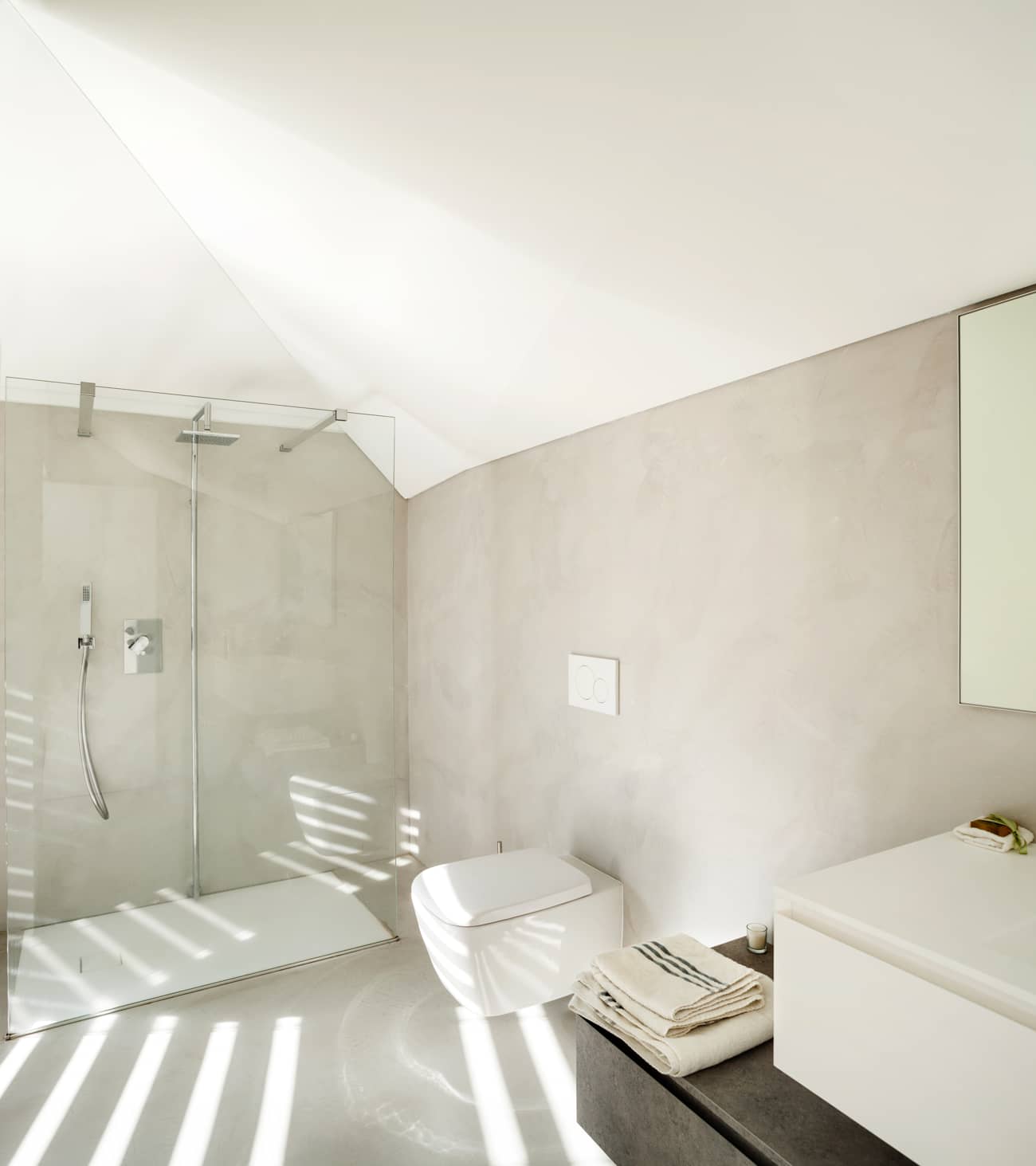 Kylpyhuone koristeltu mikrosementillä yleisesti