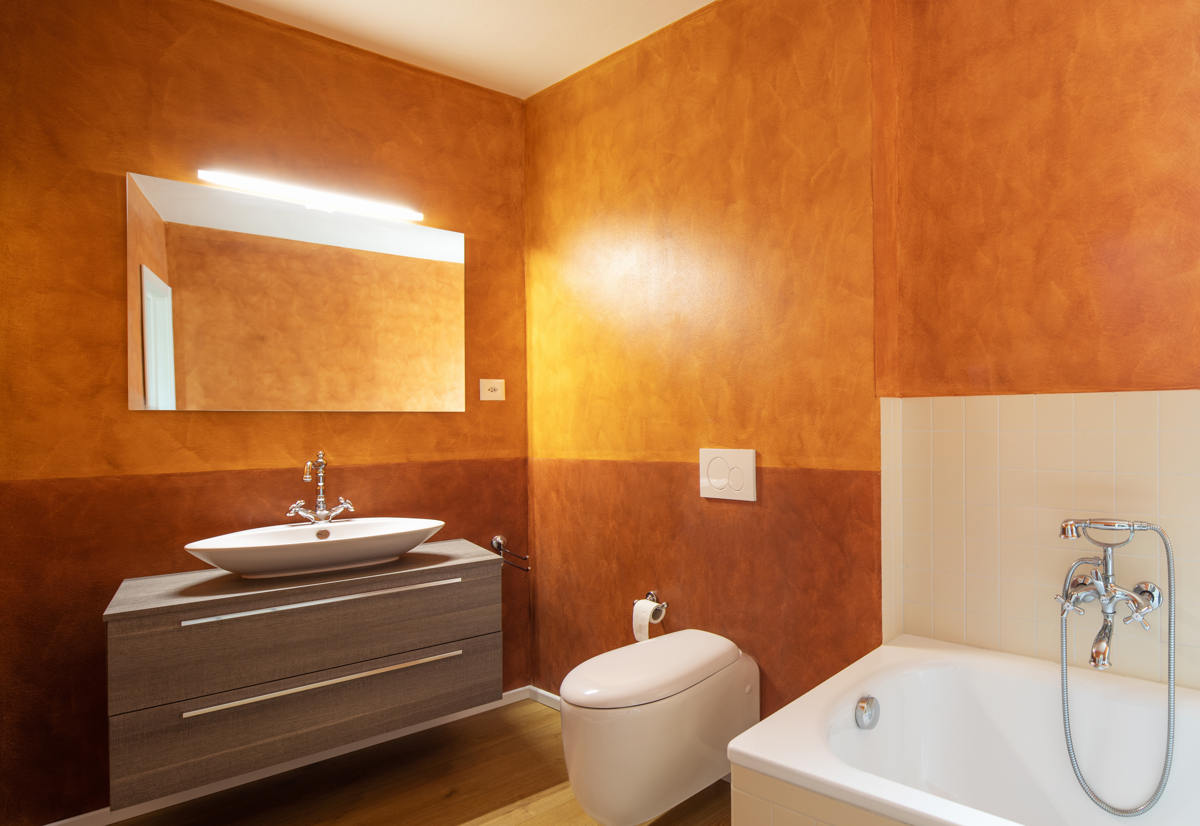 kylpyhuone venetsialaisella stukolla seinissä