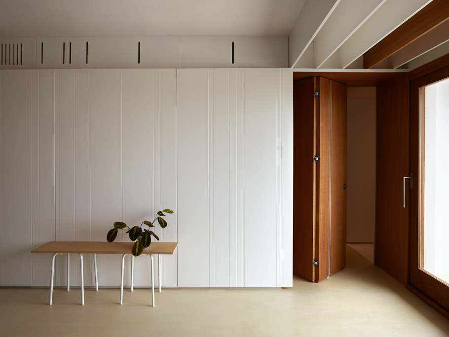 Remonttiprojekti Alteassa, jossa on beigeä mikrosementtiä asunnon lattiassa.