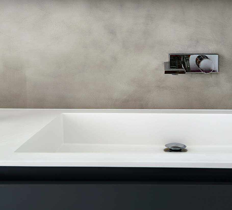 Mikrosementtiseinä kylpyhuoneessa Hernán Cortés -projektissa.