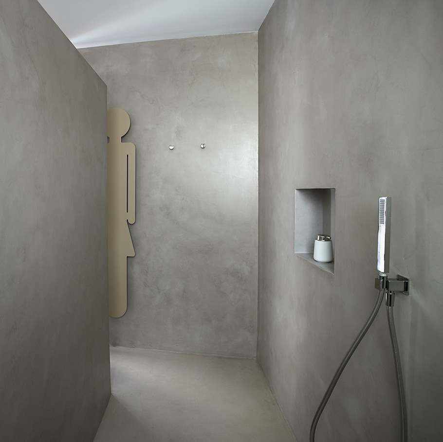 Seinät ja mikrosementtilattia suihkussa Hernán Cortés -projektissa.