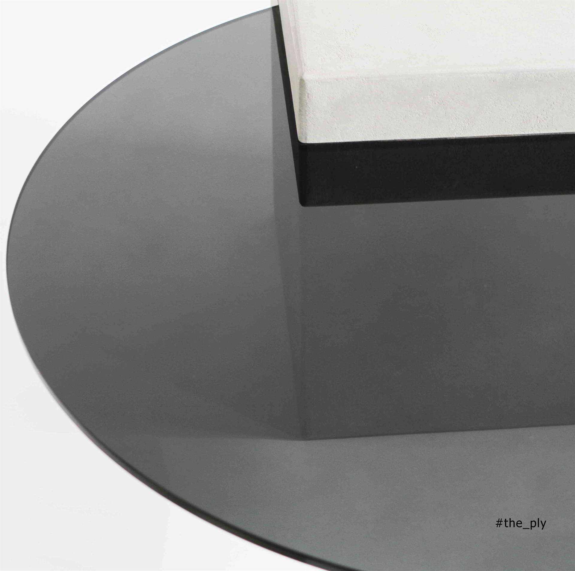 Table en microciment avec plateau en verre