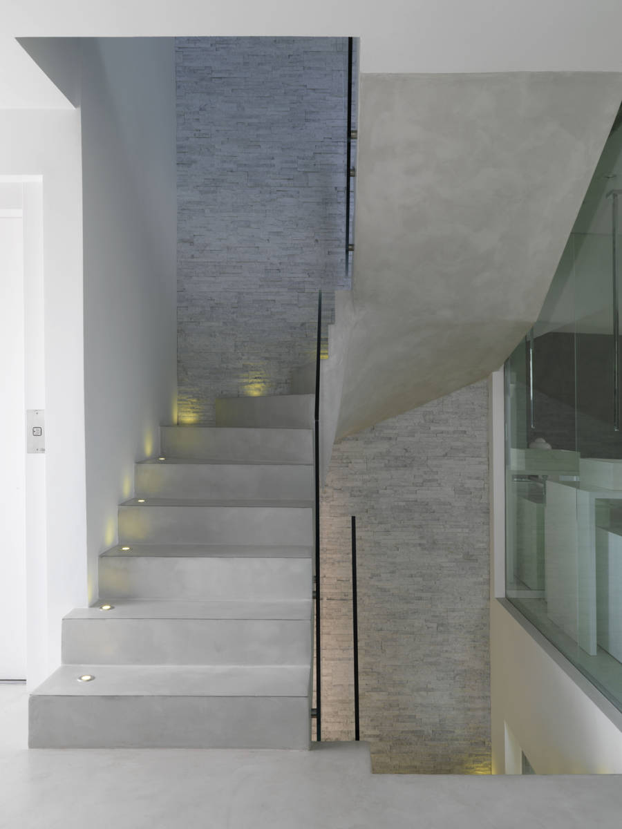 escalier intérieur en microciment ouvert avec un mur
