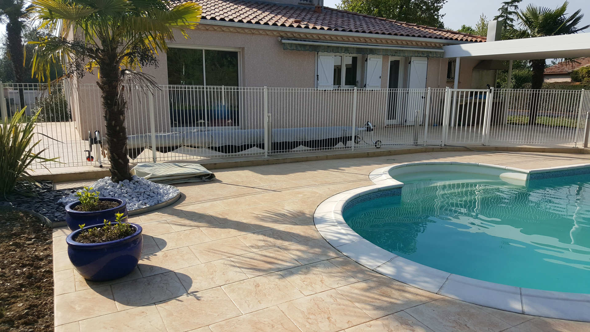 logement avec terrasse en béton imprimé piscine