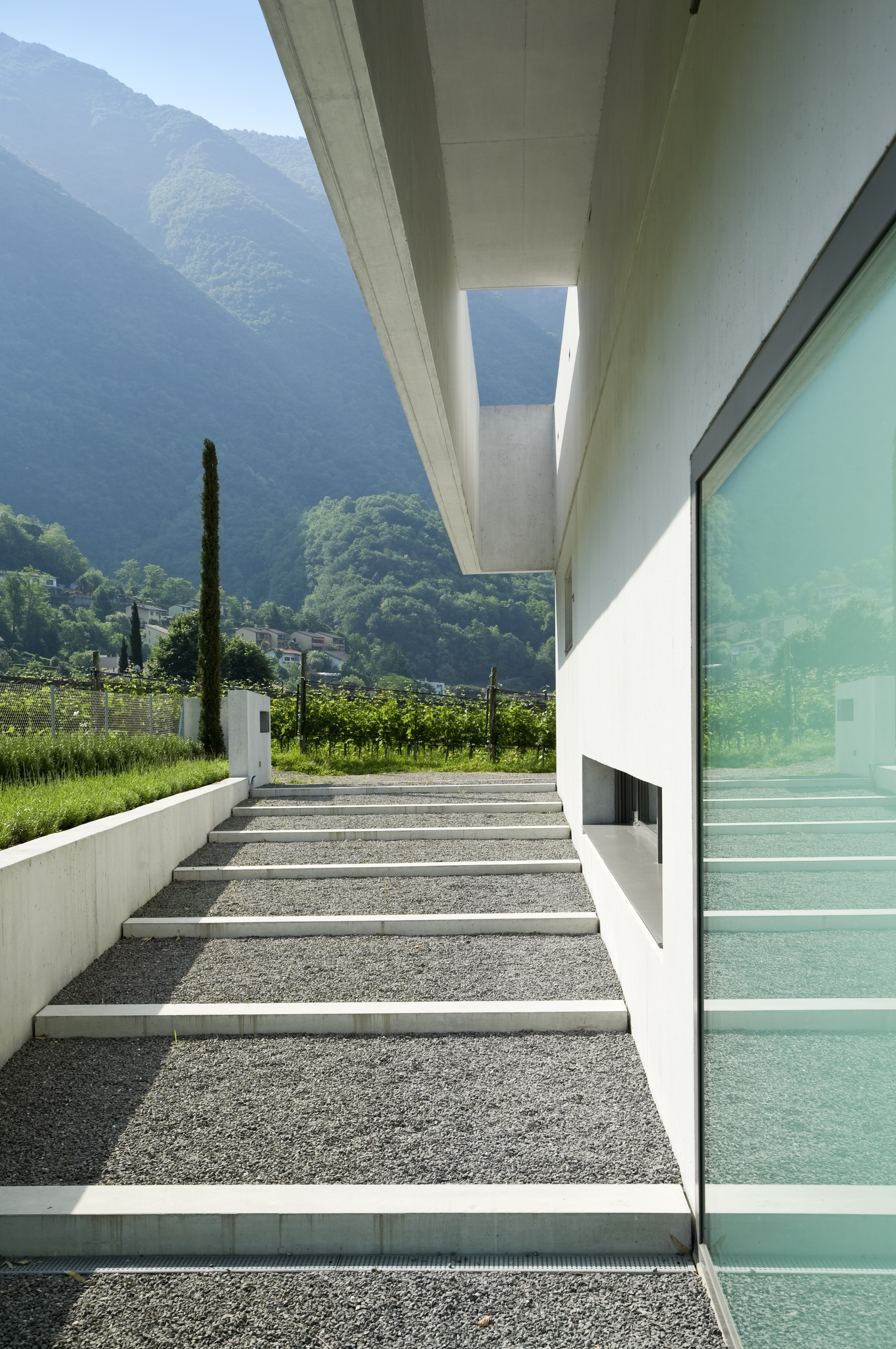 maison unifamiliale avec béton désactivé dans l'escalier extérieur