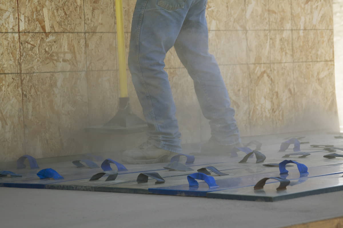 Ouvrier appliquant des moules de béton imprimé sur le sol
