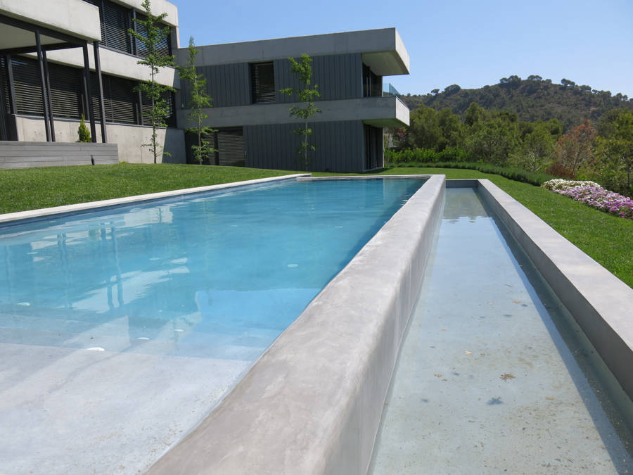 piscine en microbéton gris à double hauteur