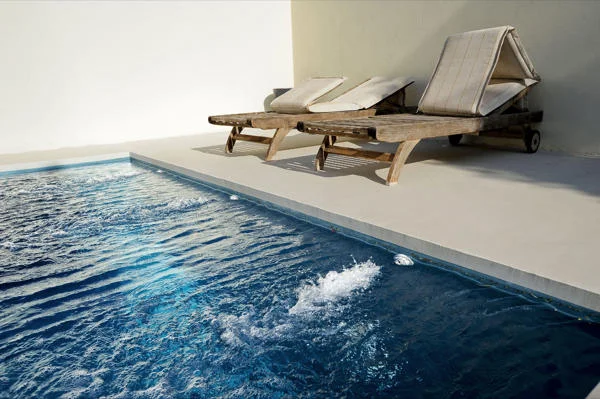 Microciment de couleur blanc cassé dans une piscine.