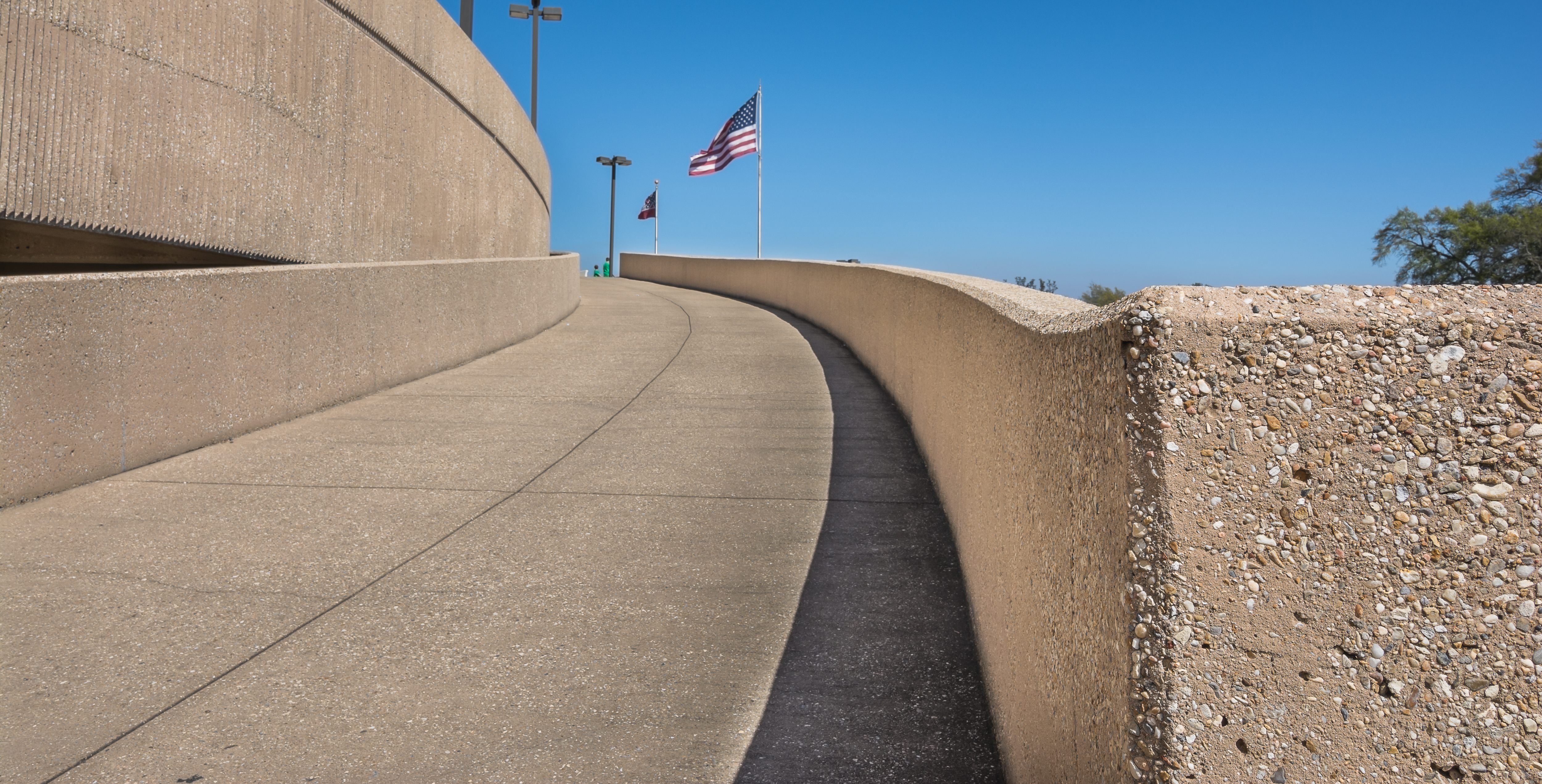 Bâtiment gouvernemental aux États-Unis avec revêtement en béton désactivé