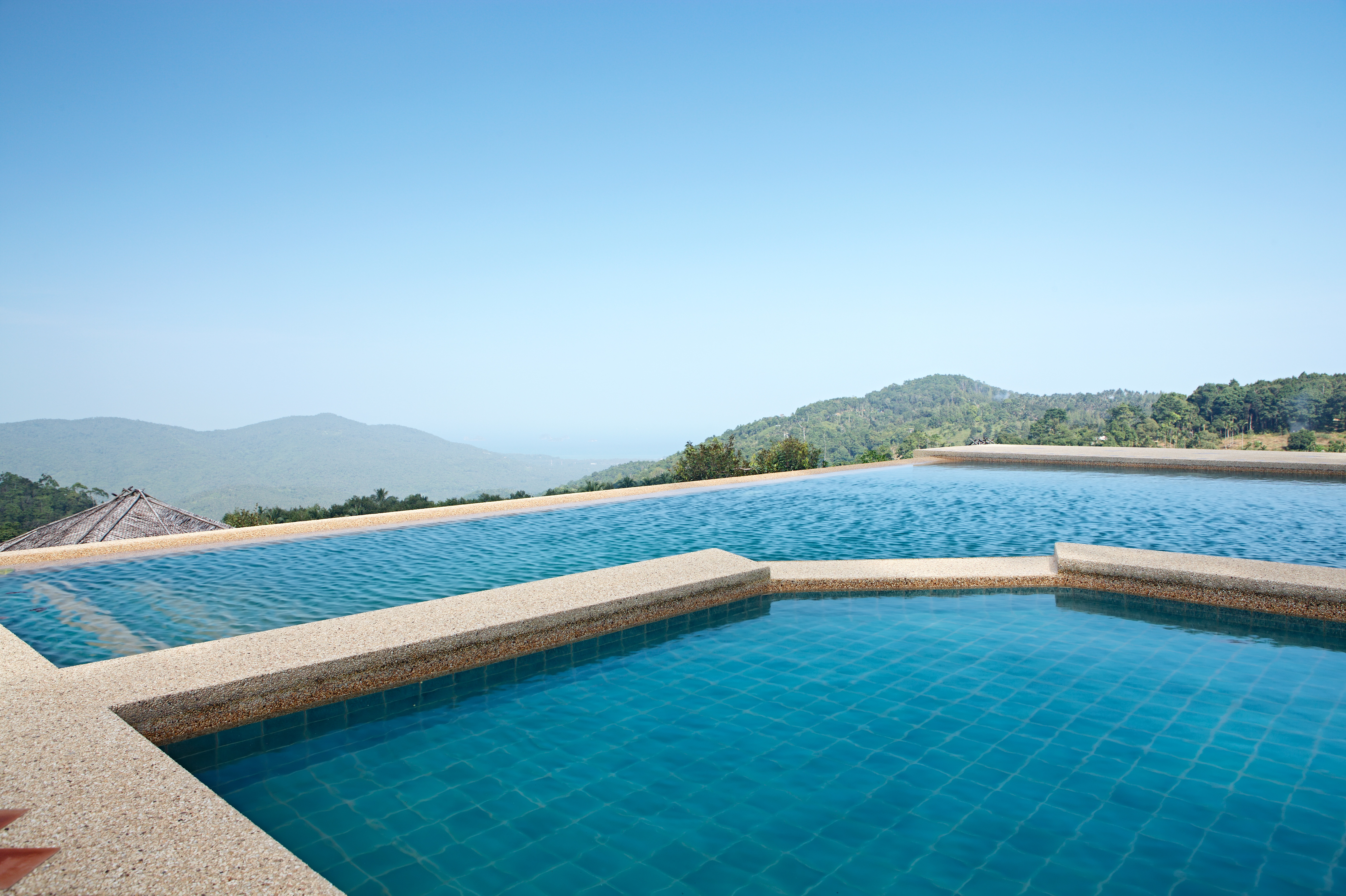 piscine avec sol en béton désactivé dans la zone