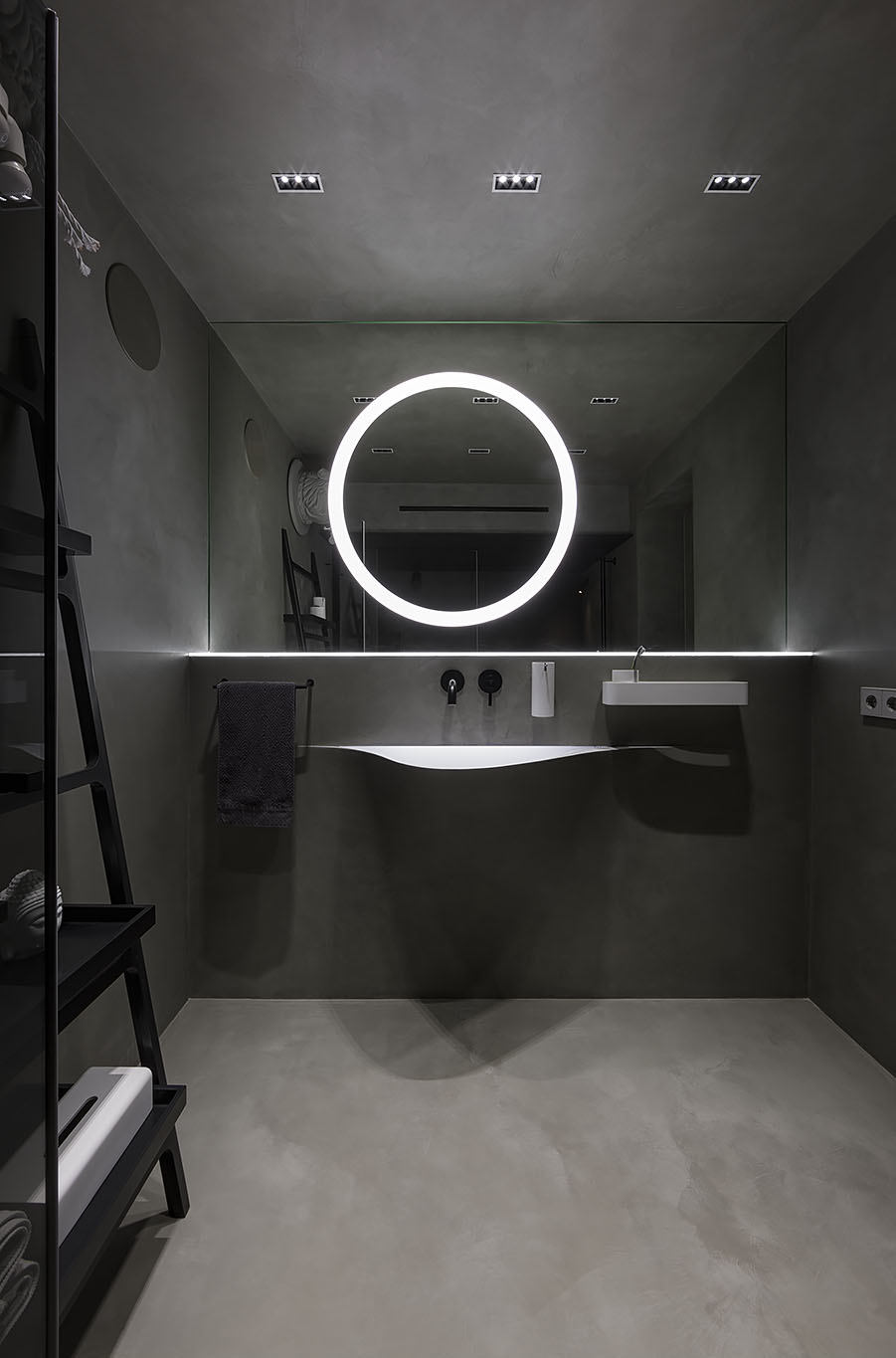 Salle de bain de luxe avec béton ciré sur diverses surfaces.