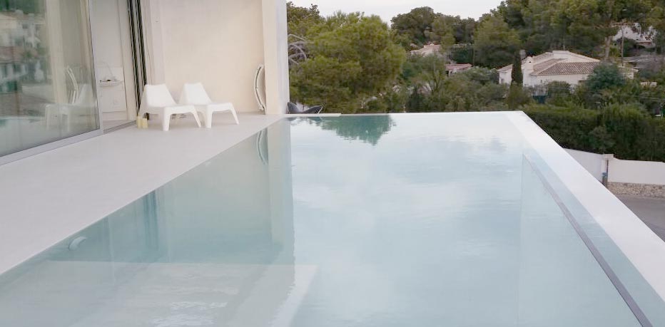 Piscine revêtue de béton ciré Atlanttic de couleur blanche.