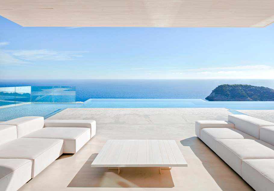 Béton ciré sur le sol d'une terrasse moderne et élégante dans le projet Sardinera.