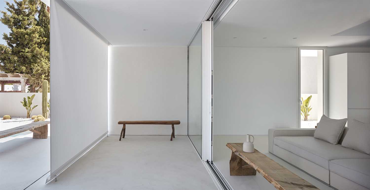 Terrasse en béton ciré blanc dans une maison rénovée.