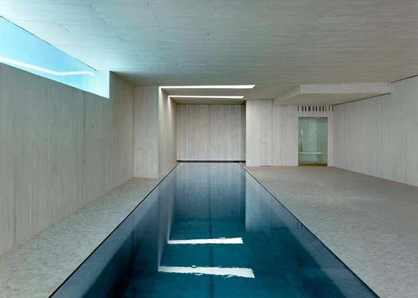 Piscine intérieure en béton ciré