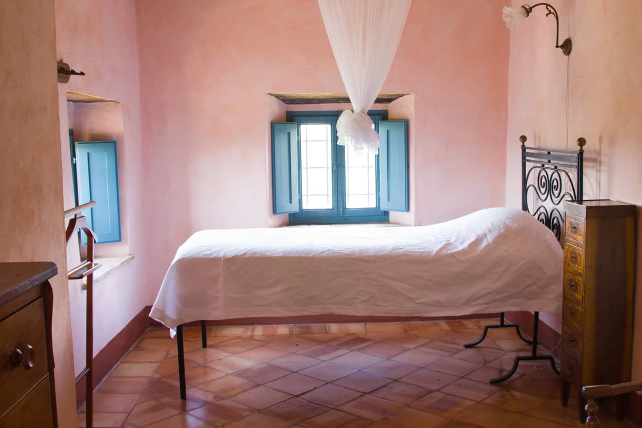 Chambre d'enfant avec du béton ciré sur les murs