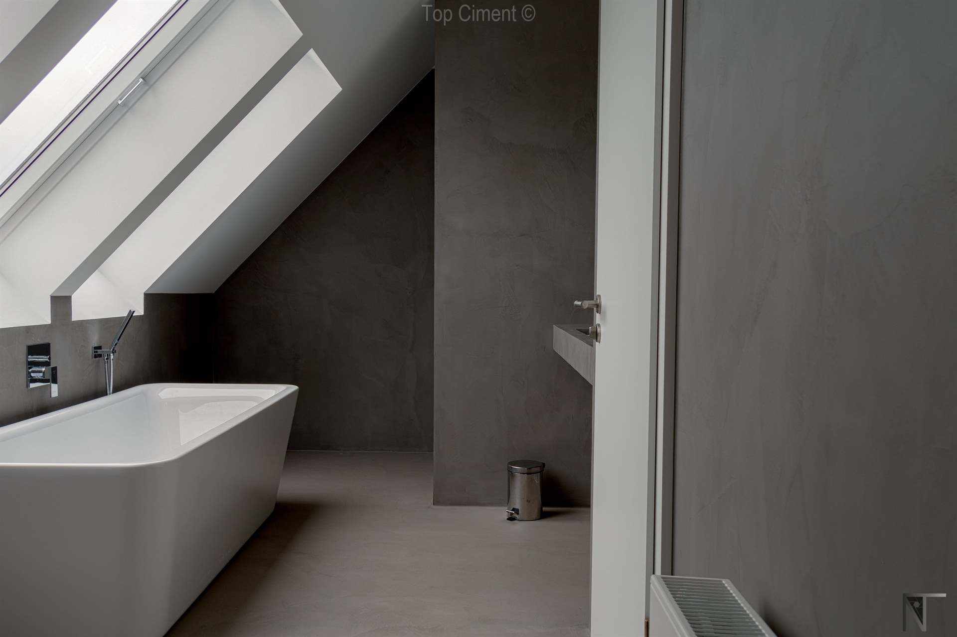 Salle de bains carrelée rénovée avec du béton ciré Microfino Topciment