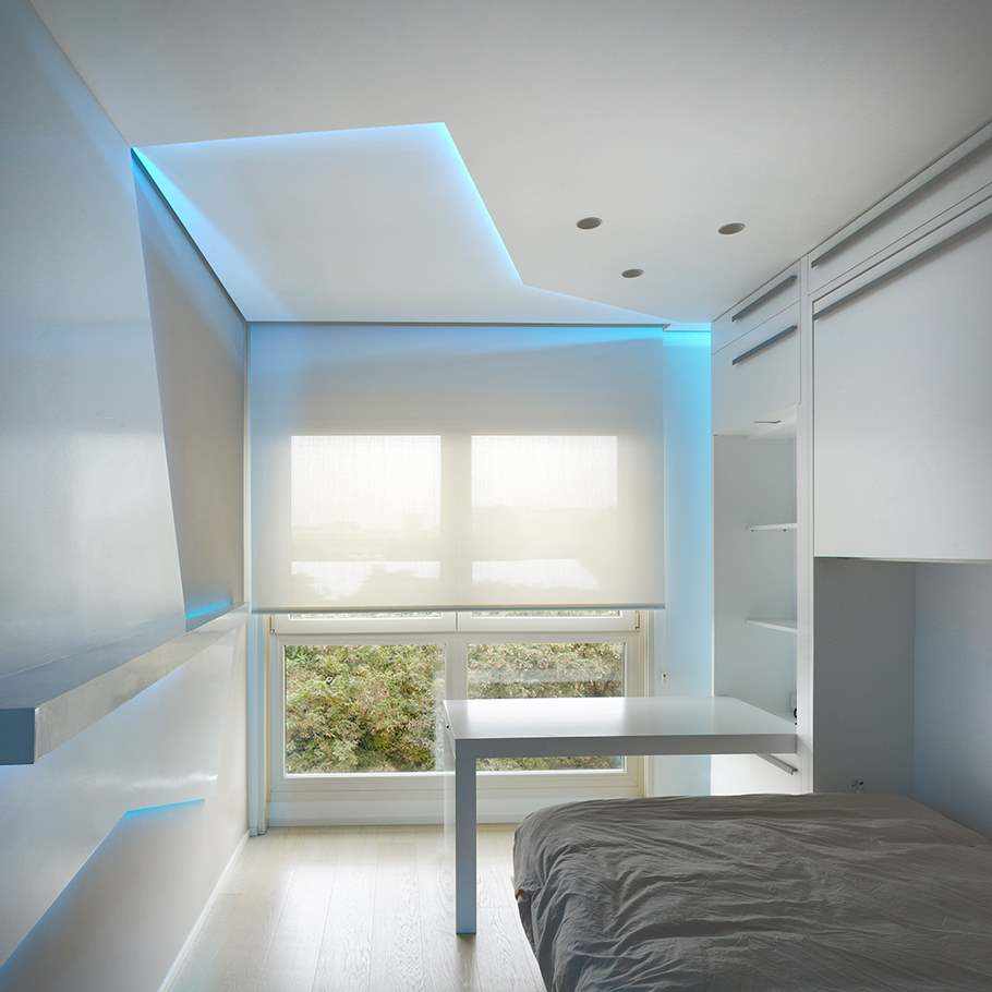 Bijeli mikrocement na zidu i stropu spavaće sobe u projektu Reverter.