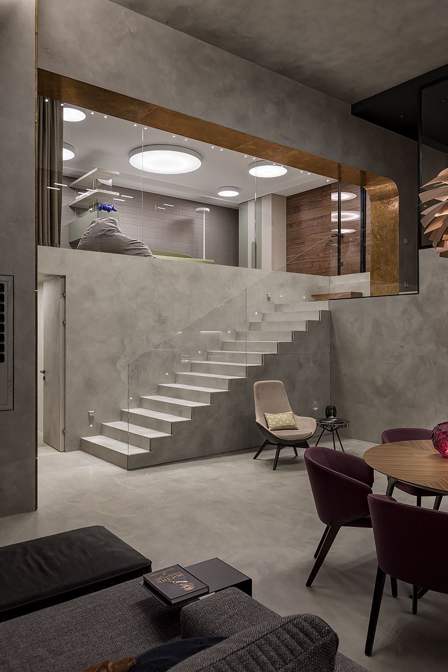 Luxus apartman mikrocementtel a falakon, lépcsőkön és a padlón.