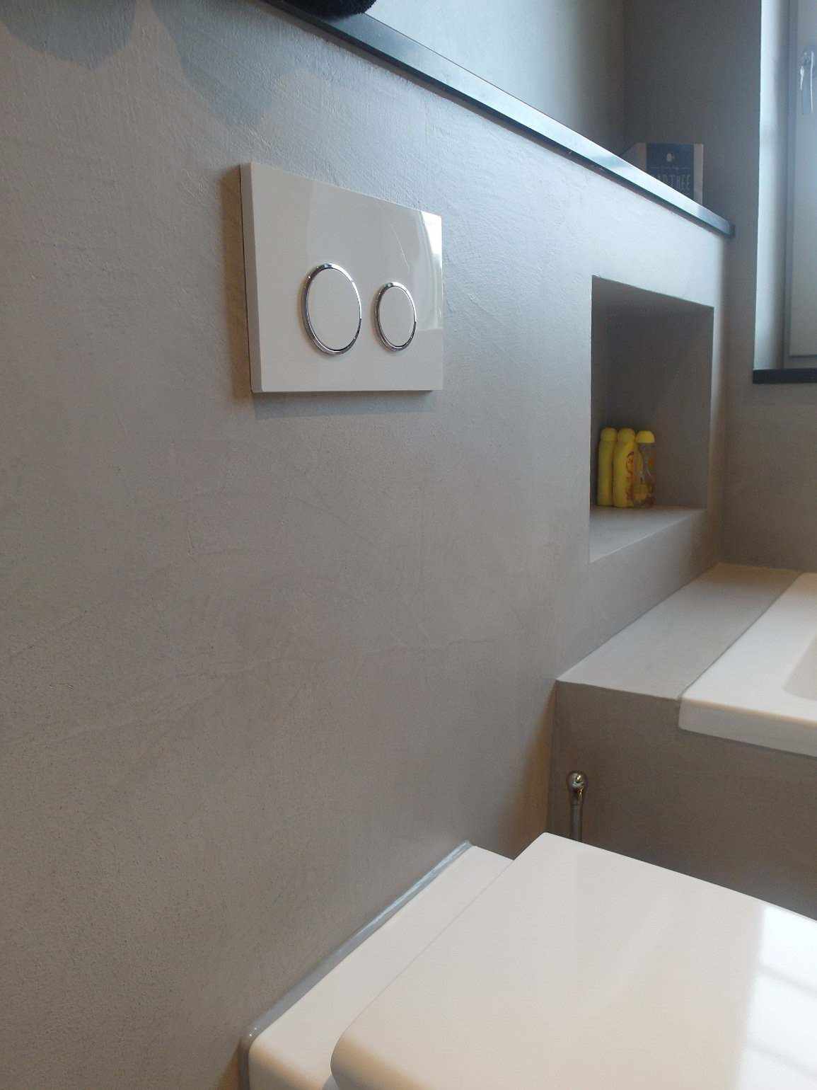 Mikrocement a falon és a bútoron egy holland fürdőszobában a Decas projektben.