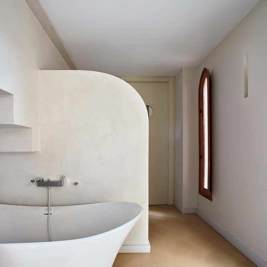 Mikrocement a fürdőszoba falain és padlóján a Casa Isabel-ben.