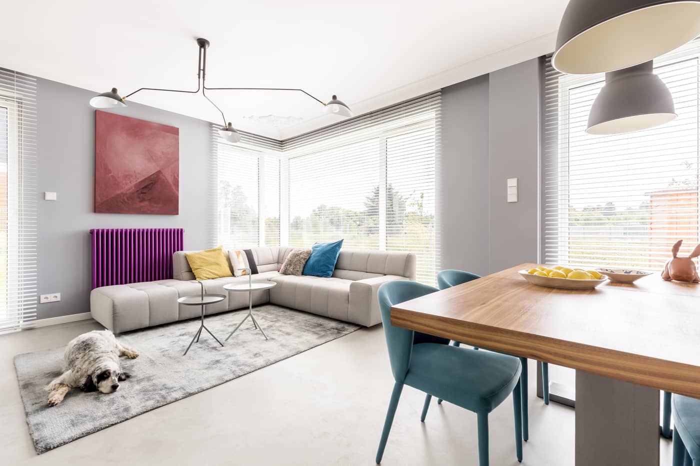 Lakás modern nappalival, mikrocementtal a padlón és a falakon