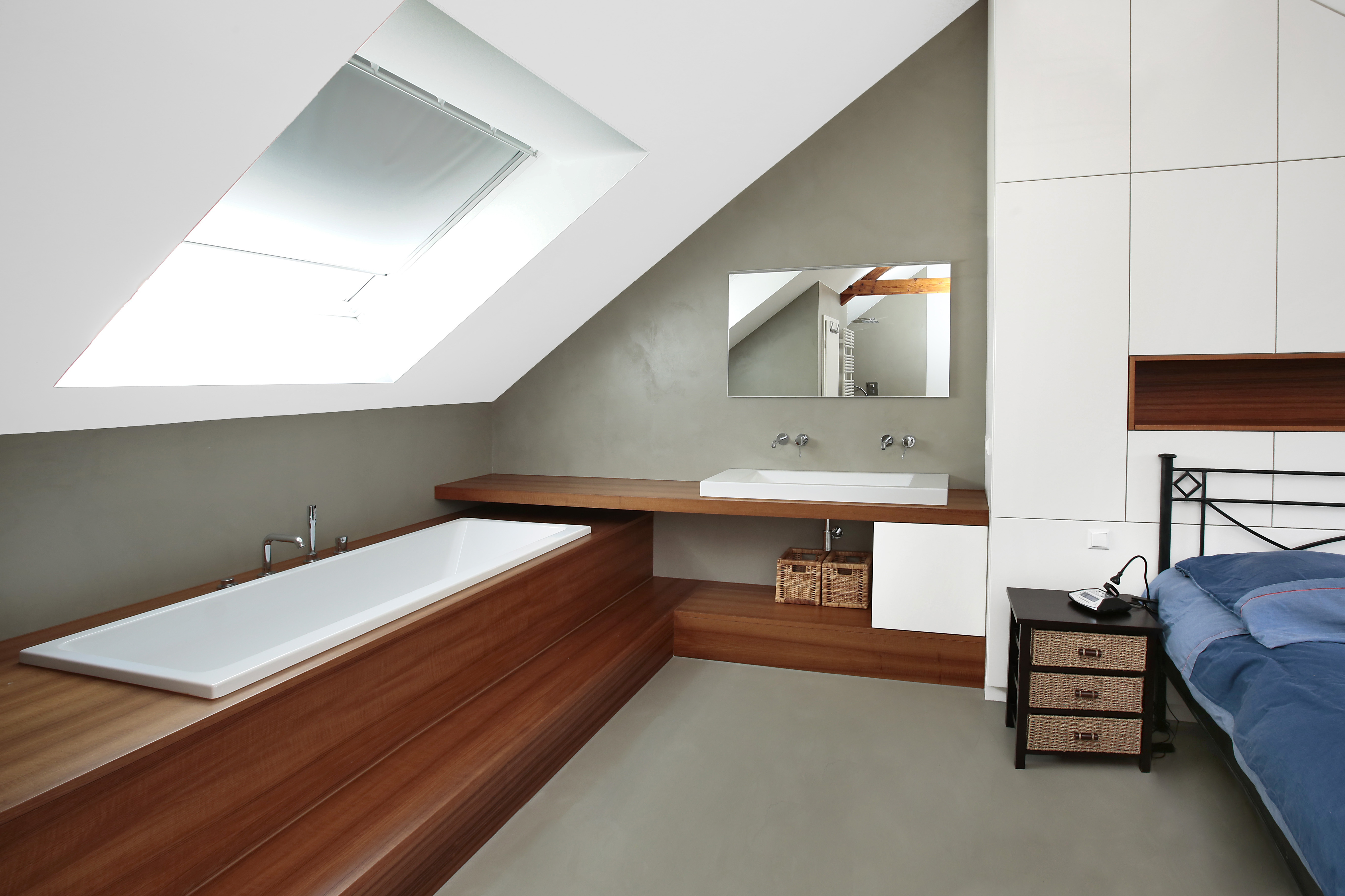 Mikrocement padló beépített fürdőkáddal rendelkező szobában