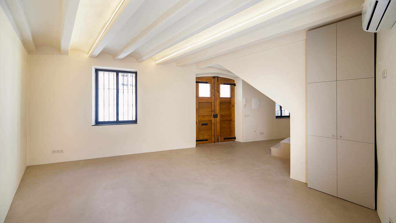 Világos barna színű mikrocement a lakás padlóján.