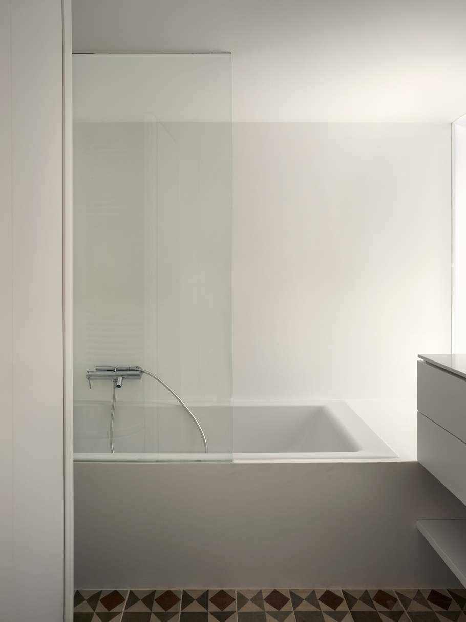 Felújítási projekt Alteában, mikrocementtel a zuhanyban