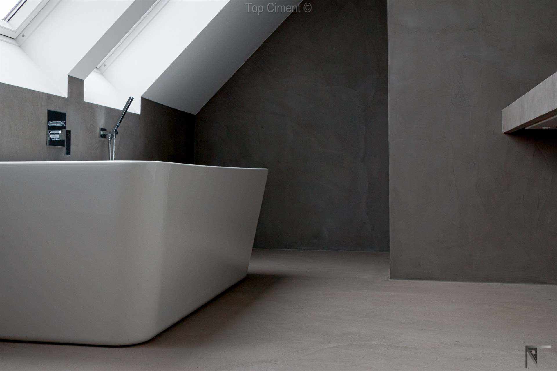 Foto's van betegelde badkamer gerenoveerd met beton ciré