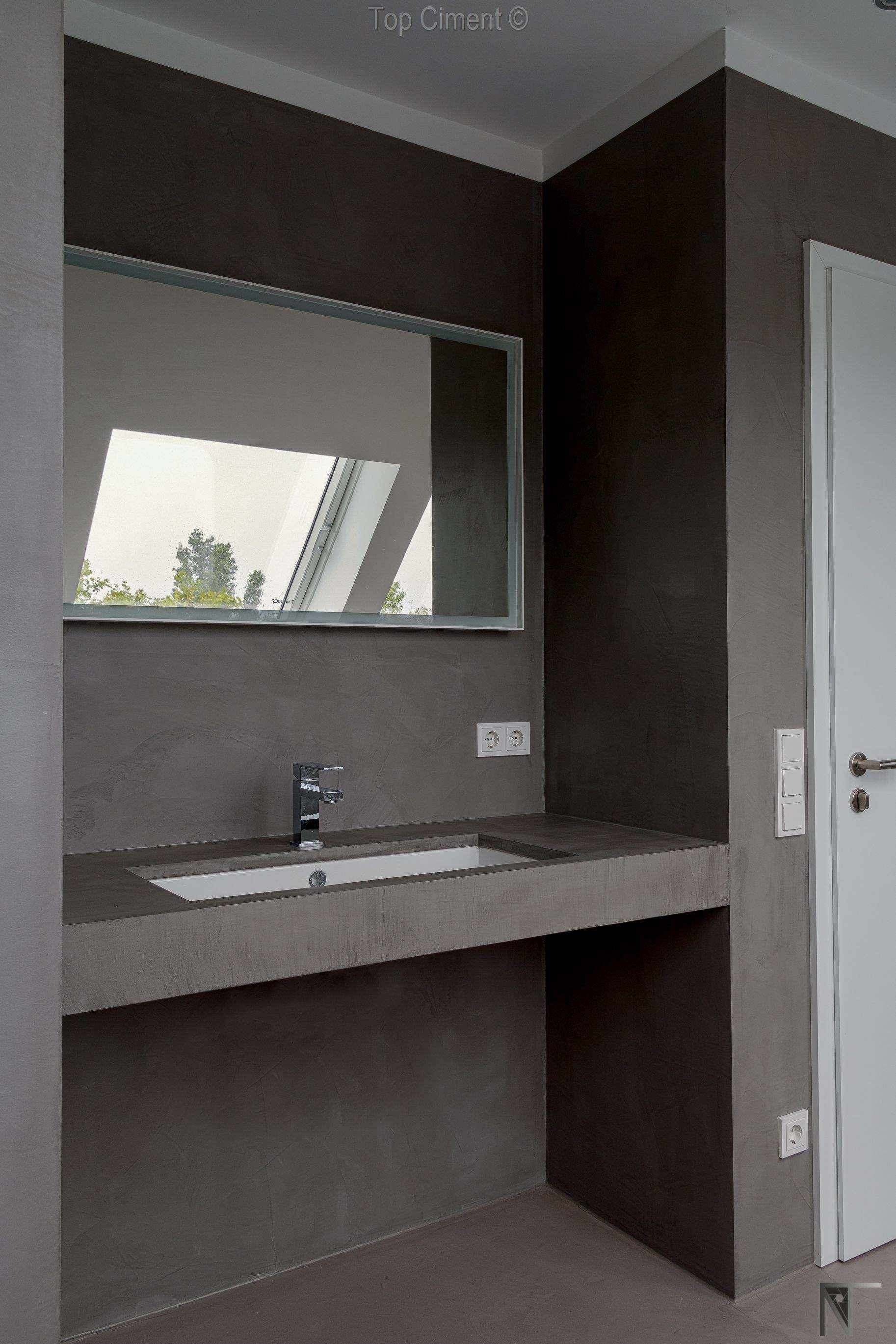 Foto's van betegelde badkamer gerenoveerd met beton ciré