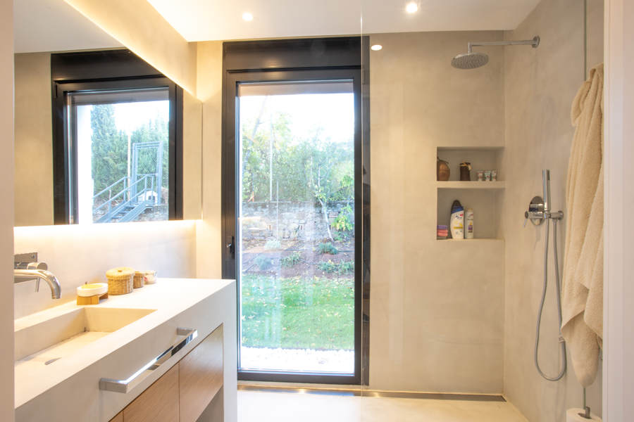 baño exterior microcemento gris ducha y paredes baño exterior microcemento gris ducha y paredes