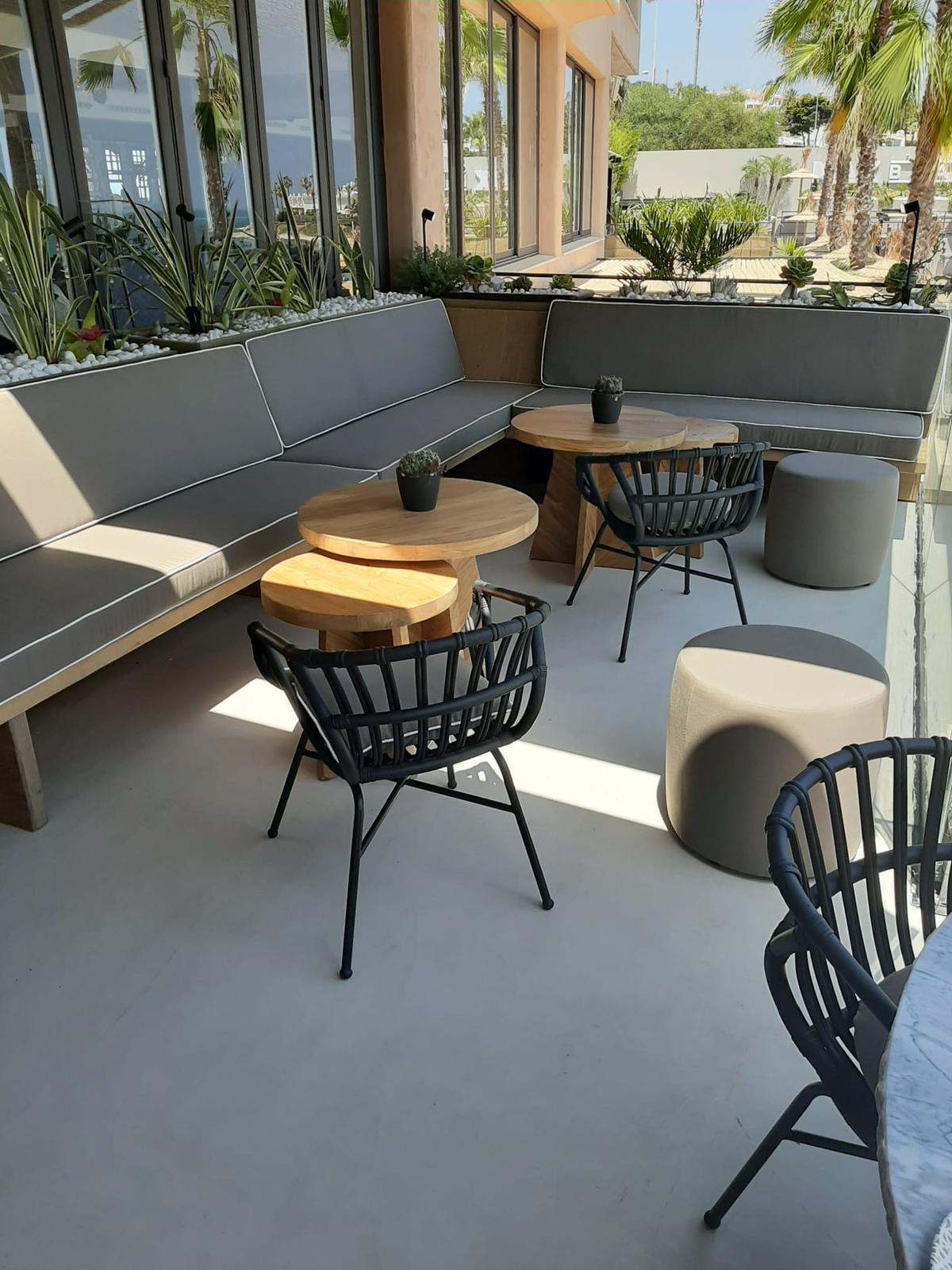 terraza restaurante hotel microcemento málaga Terraza exterior restaurante hotel Málaga con microcemento en suelo