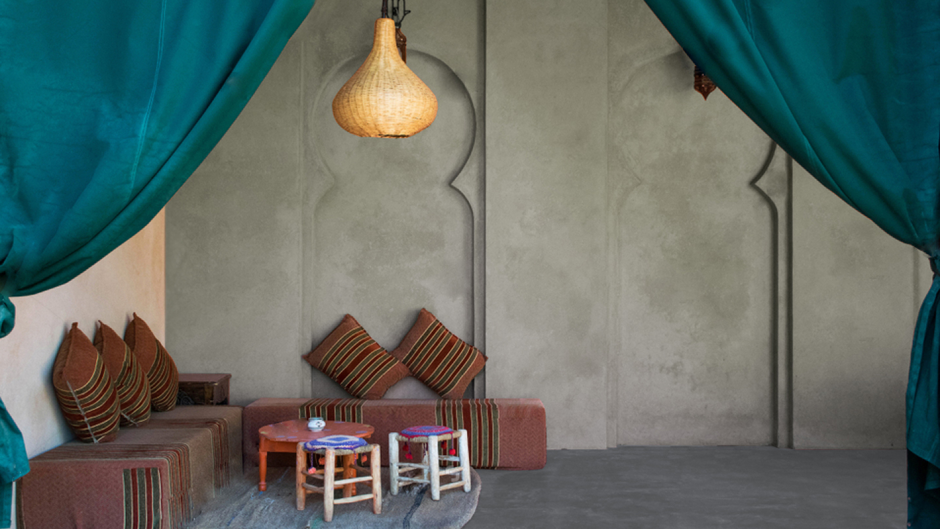 Marokkanisches Wohnzimmer mit Tadelakt auf Boden und Wänden 