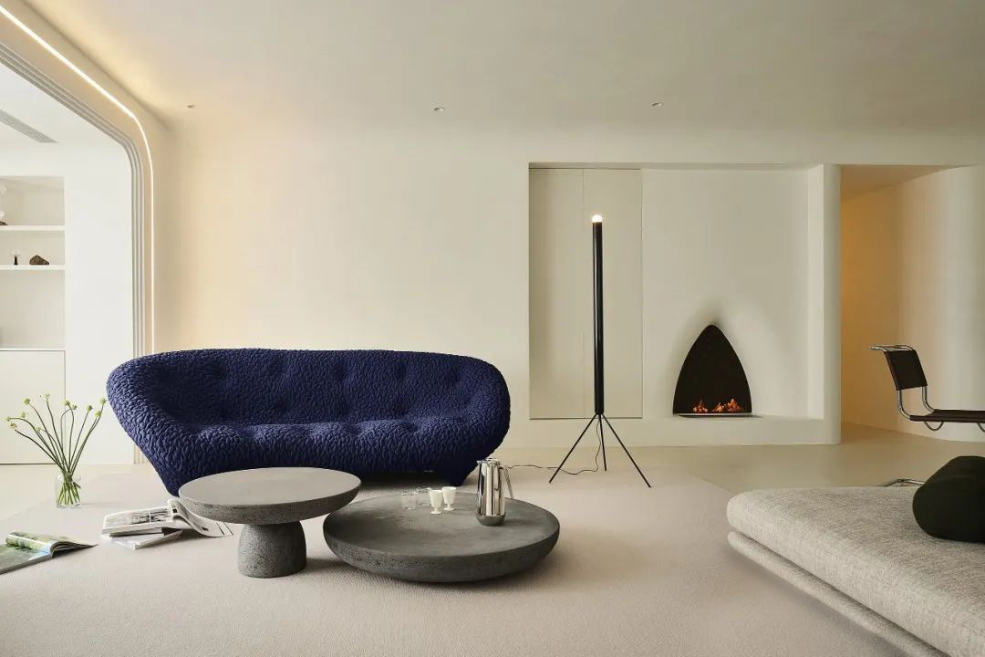  Minimalistisches Schlafzimmer mit Mikrozementböden und -wänden in Salzburg 