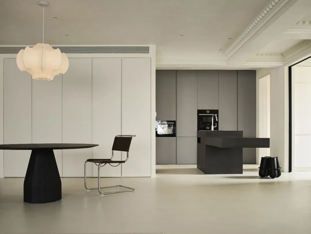   Elegant kitchen in neutral tones with microcement floor in Getzville.