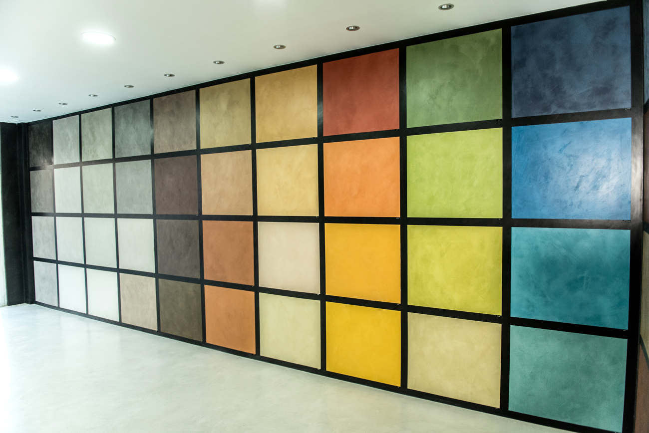Salle d'exposition avec des couleurs de béton ciré à Paris. 
